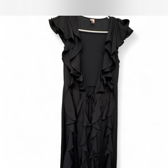 Elegant Black Ruffled Robe - Picture 1 of 2